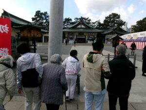 広島護国神社に入る様子